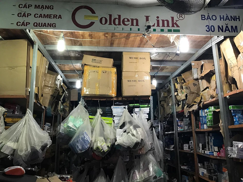 Phá đường dây buôn lậu linh kiện hàng tỉ đồng ảnh 1